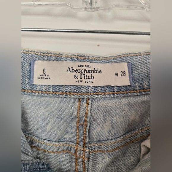 Abercrombie & Fitch Light Wash Hi-rise Distressed Micro Shorts Women Size 6 - Picture 3 of 6